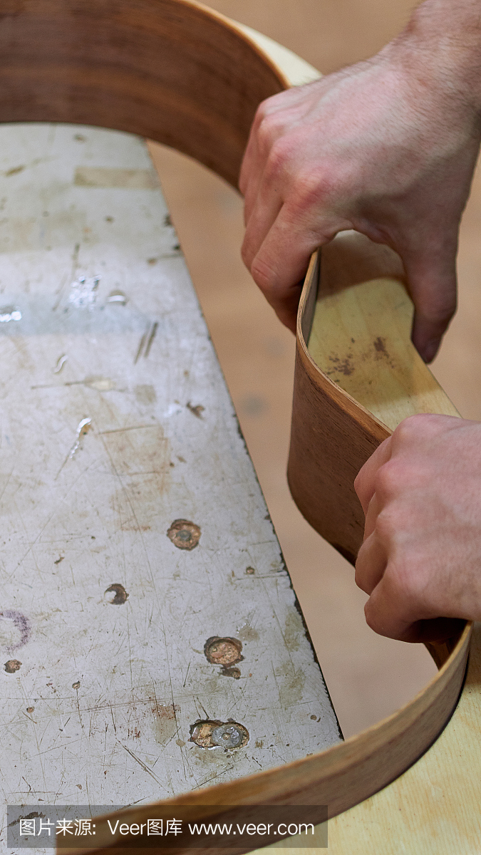 用红木制作古典吉他的侧面。